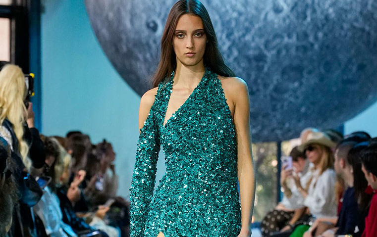 مجموعة إيلي صعب الجديدة، مزيج من فساتين السهرة وإطلالات النهار الجريئة